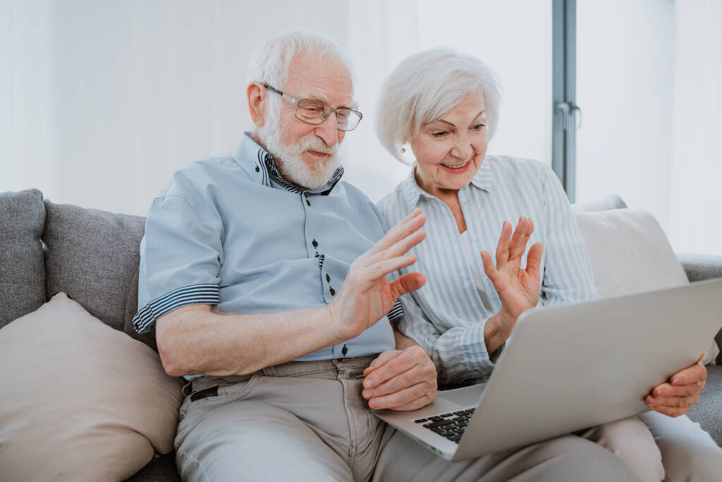 高齢者のカップルは自宅でコンピュータのラップトップとインターネット上でオンラインショッピング – PCやソーシャルネットワークアプリを使用して美しい幸せな高齢者 - 写真・画像