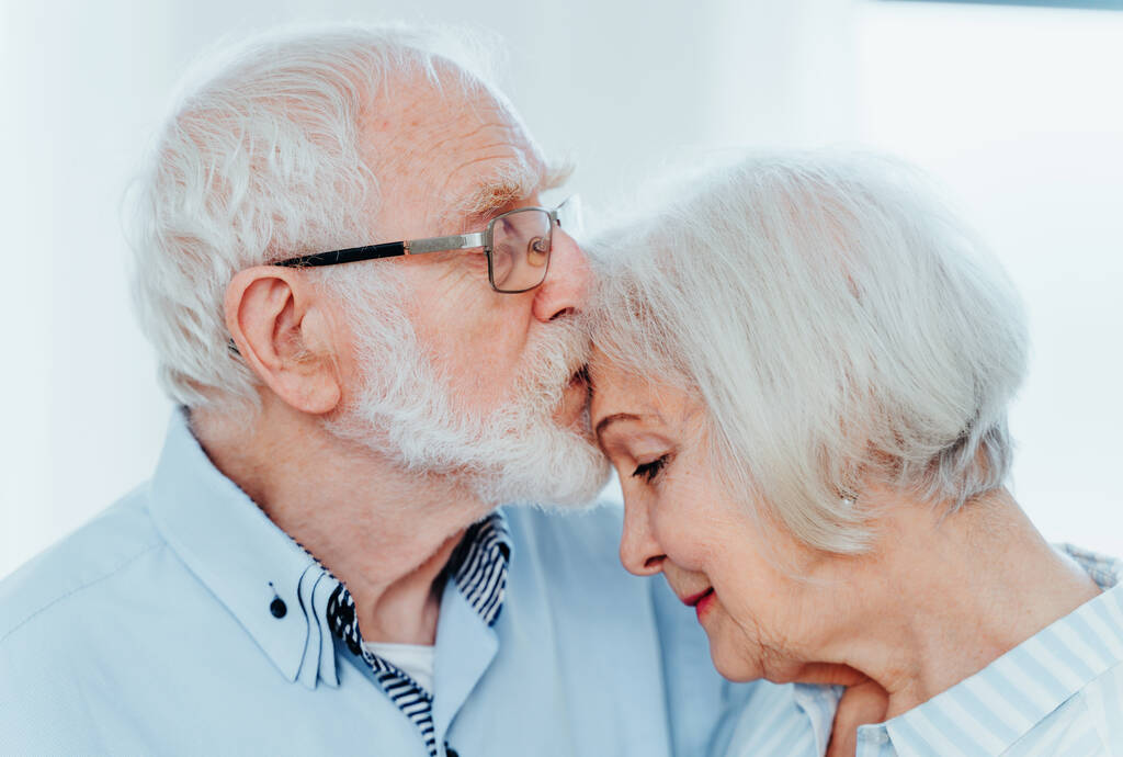 Coppia anziana insieme a casa, momenti felici - persone anziane che si prendono cura l'una dell'altra, nonni innamorati - concetti di stile di vita e relazione anziani - Foto, immagini