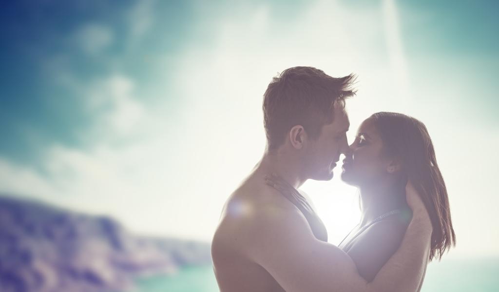 Jeune couple embrassant rétro-éclairé par le soleil
 - Photo, image
