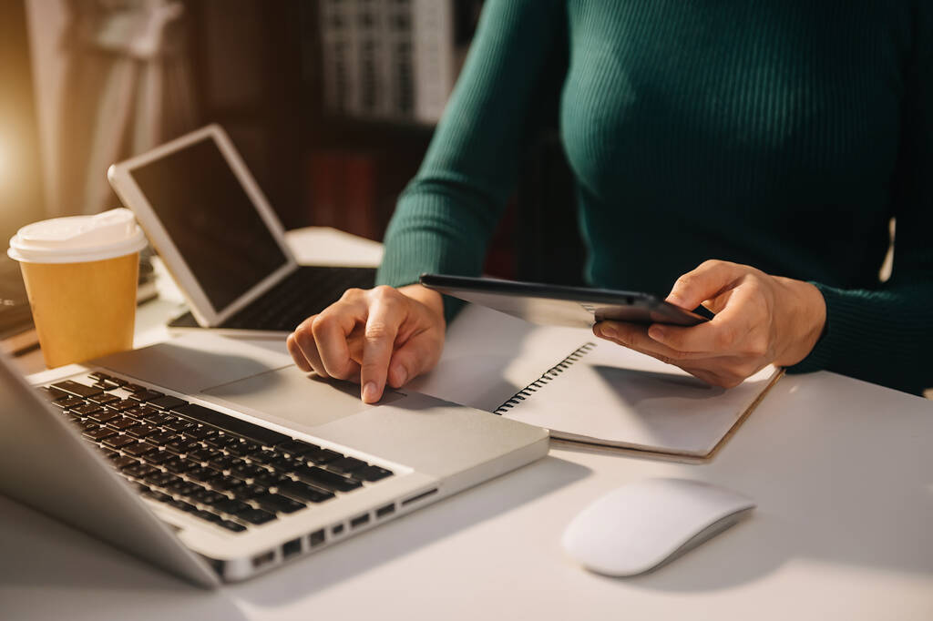 деловая женщина документы на офисном столе со смартфоном и цифровым планшетом и графиком финансовых и мужчина работает в - Фото, изображение