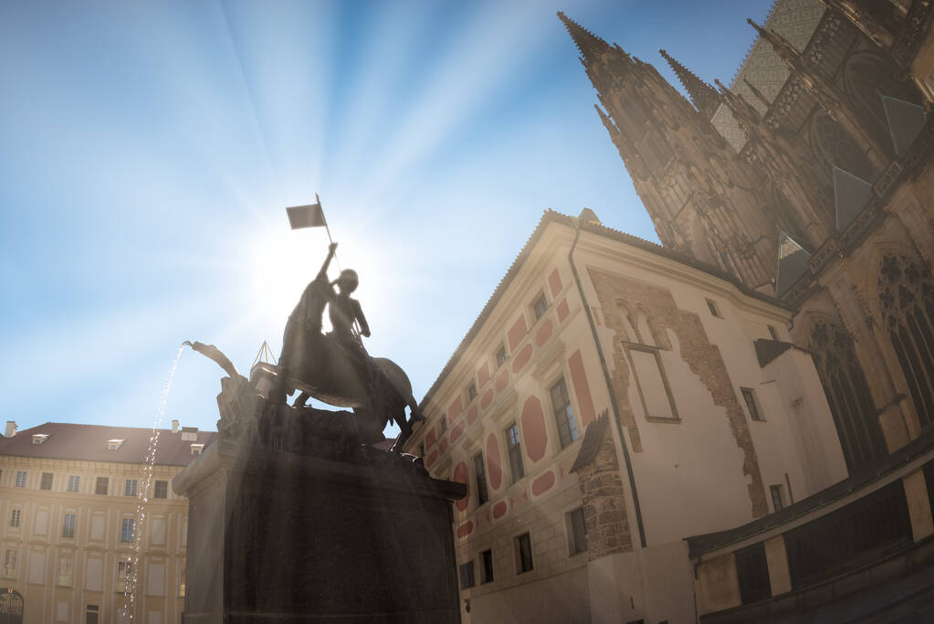 Statua equestre di San Giorgio di fronte alla Cattedrale di San Vito. Castello di Praga, Hradcany, Repubblica Ceca - Foto, immagini