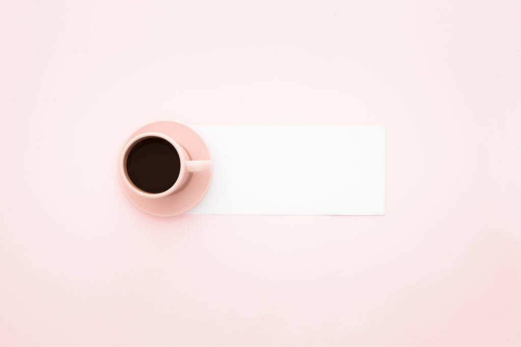 Una vista superior de una taza de café aislado sobre un fondo rosa - Foto, imagen