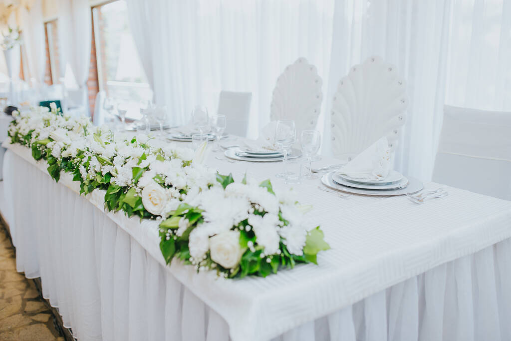 Гарна обстановка столу в залі для весільної церемонії
 - Фото, зображення