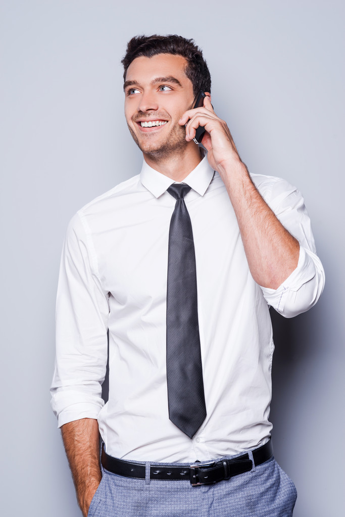 Hombre con camisa y corbata hablando por teléfono móvil
 - Foto, Imagen