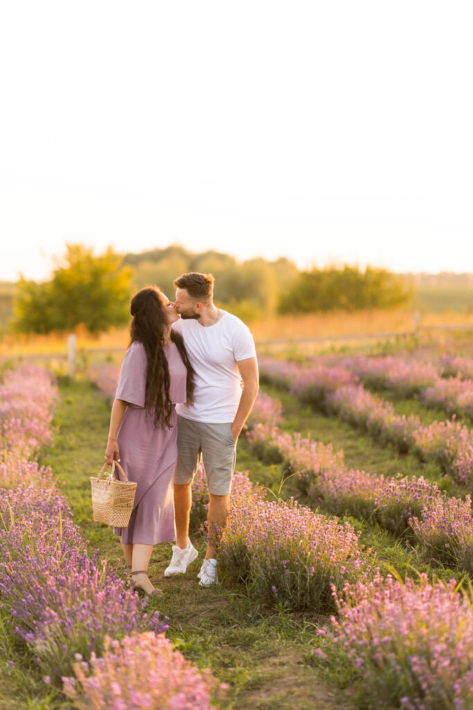 молода пара в любові цілується в полі на заході сонця
  - Фото, зображення