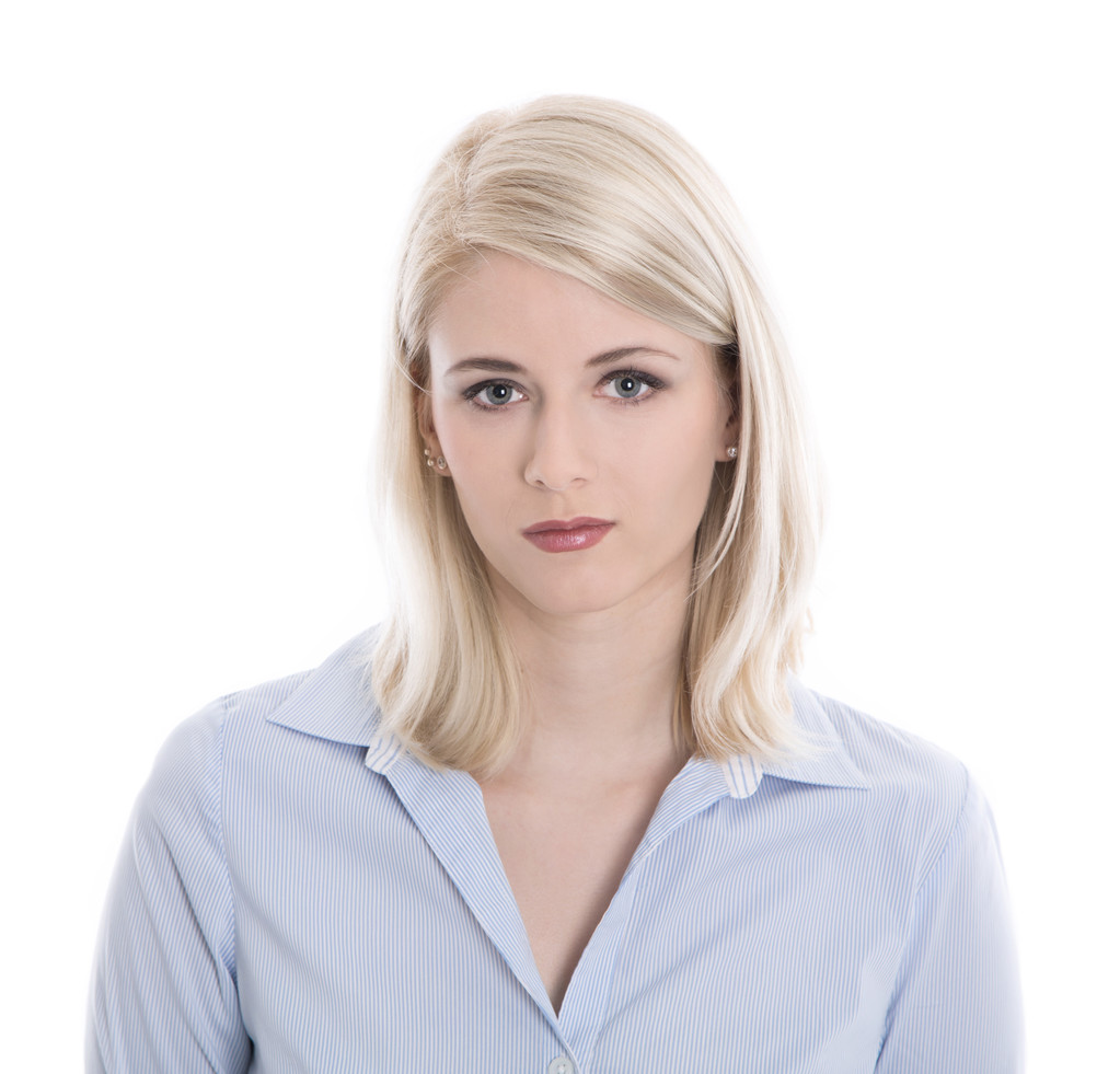 Porträt einer blonden, isolierten jungen Geschäftsfrau in blauer Bluse - Foto, Bild