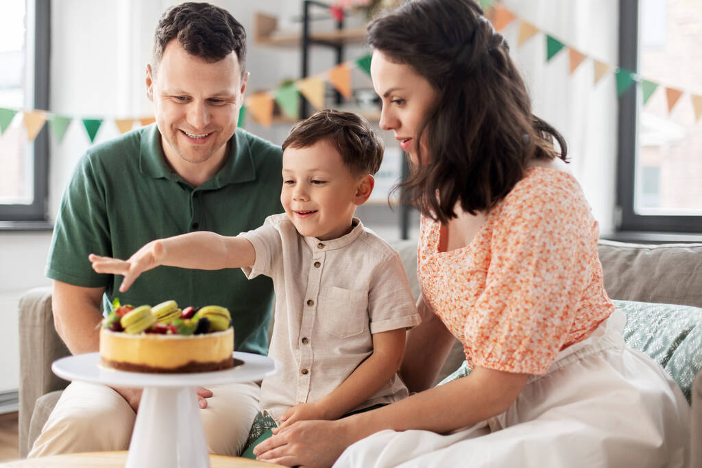 щаслива сім'я з тортами на день народження вдома
 - Фото, зображення