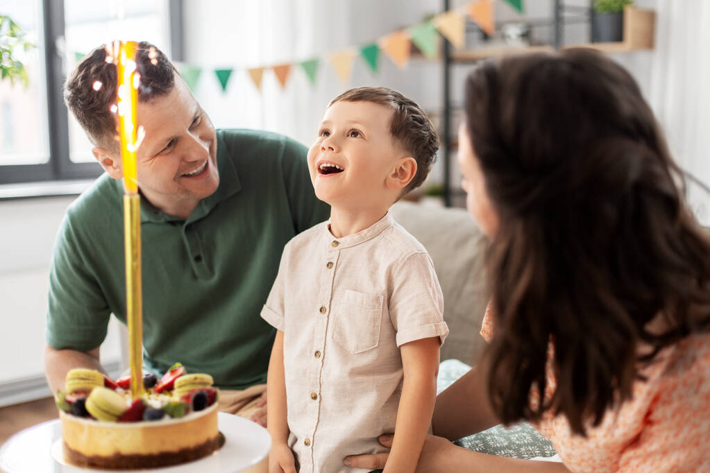 щаслива сім'я з тортами на день народження вдома
 - Фото, зображення