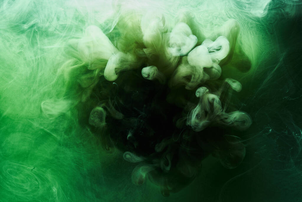 Абстрактно зеленый цвет фона. Вихревая яркий кальяновый дым, подводный изумрудный океан, динамическая краска в воде - Фото, изображение