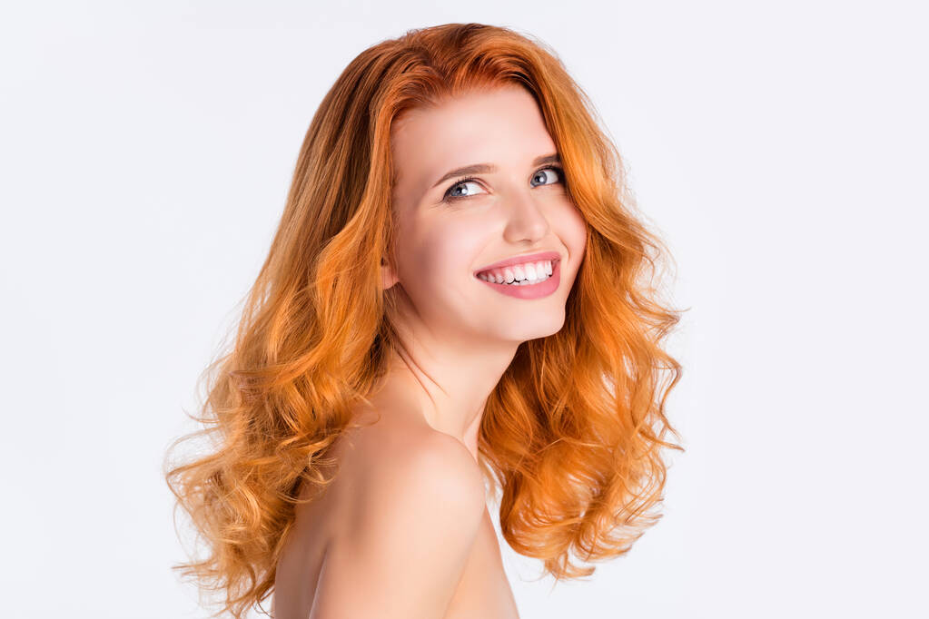Боковой профиль фото портрет девушки с кудрявыми рыжими волосами смеются счастливы с голыми плечами глядя пустое пространство мечтательно изолированный белый цвет фона - Фото, изображение