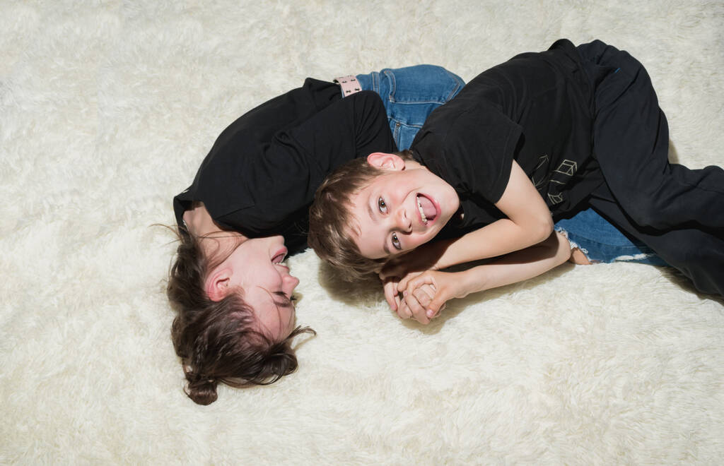弟と妹遊びでベッドの上で新しい白いテリーケープ - 写真・画像