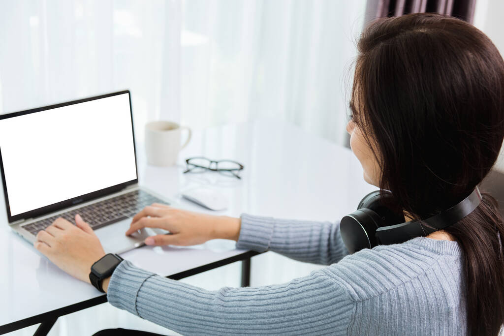 Працюючи вдома, юна бізнесменка Азіатської конференції телефонує або зустрічається в Інтернеті на настільних комп'ютерних карантинах захворювання коронавірусу або COVID-19 в домашньому офісі, Focus on laptop - Фото, зображення