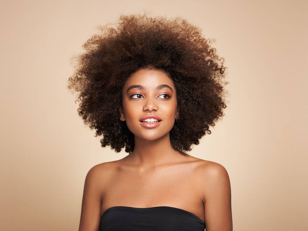 Afro saçlı Afrikalı Amerikalı bir kızın güzel portresi. Güzel siyah kadın. Kozmetik, makyaj ve moda - Fotoğraf, Görsel