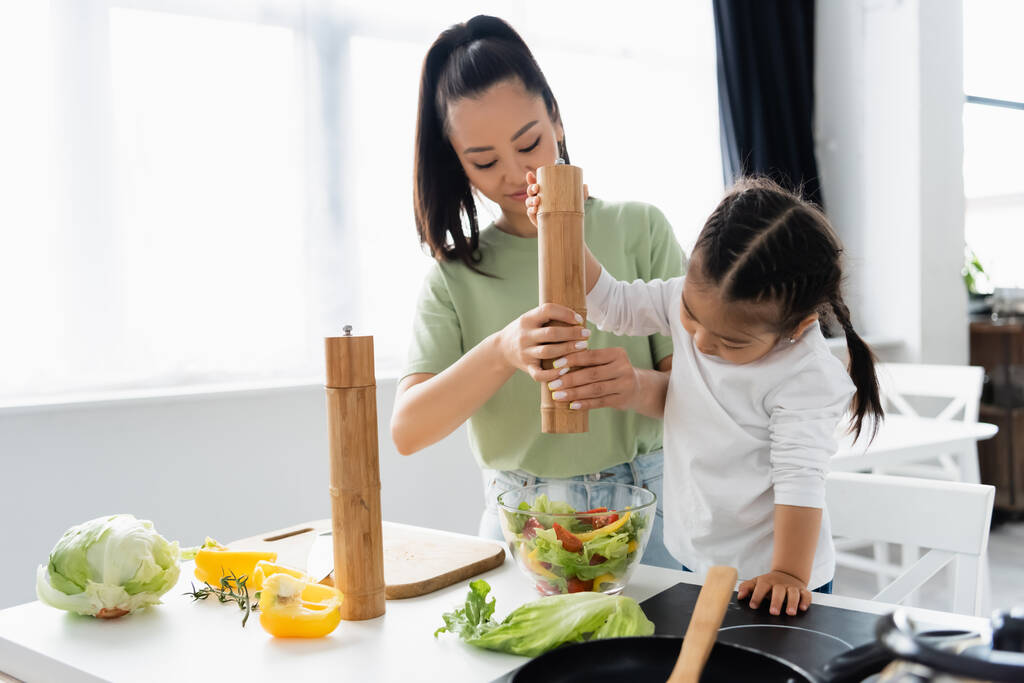asiática mãe e filha tempero salada em tigela - Foto, Imagem