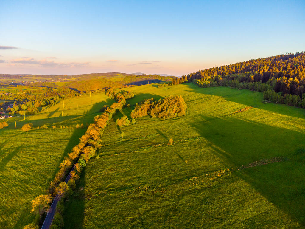 上から見た緑豊かな田園風景 - 写真・画像