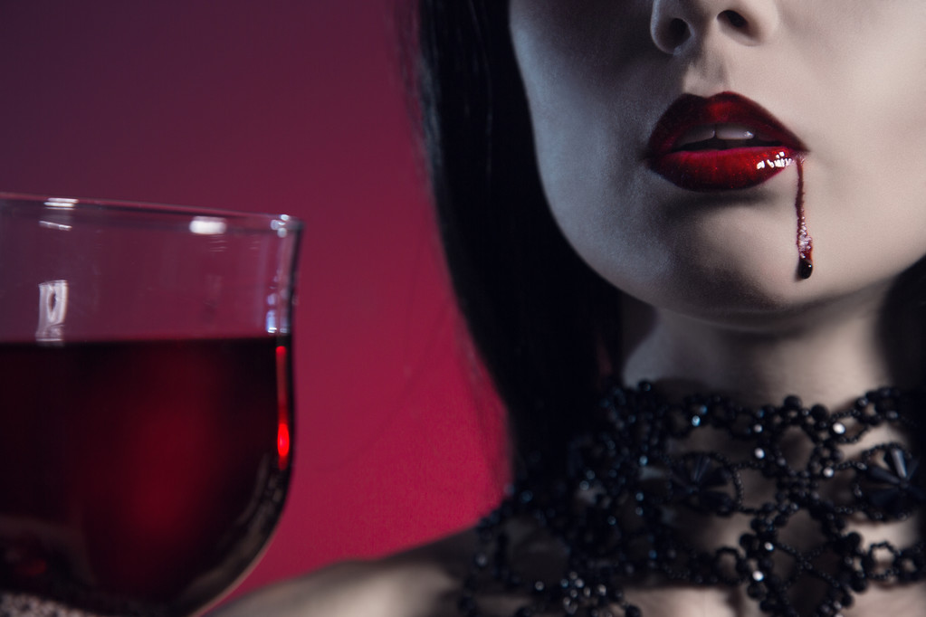szexi vámpír lány pohár bor vagy vér - Fotó, kép