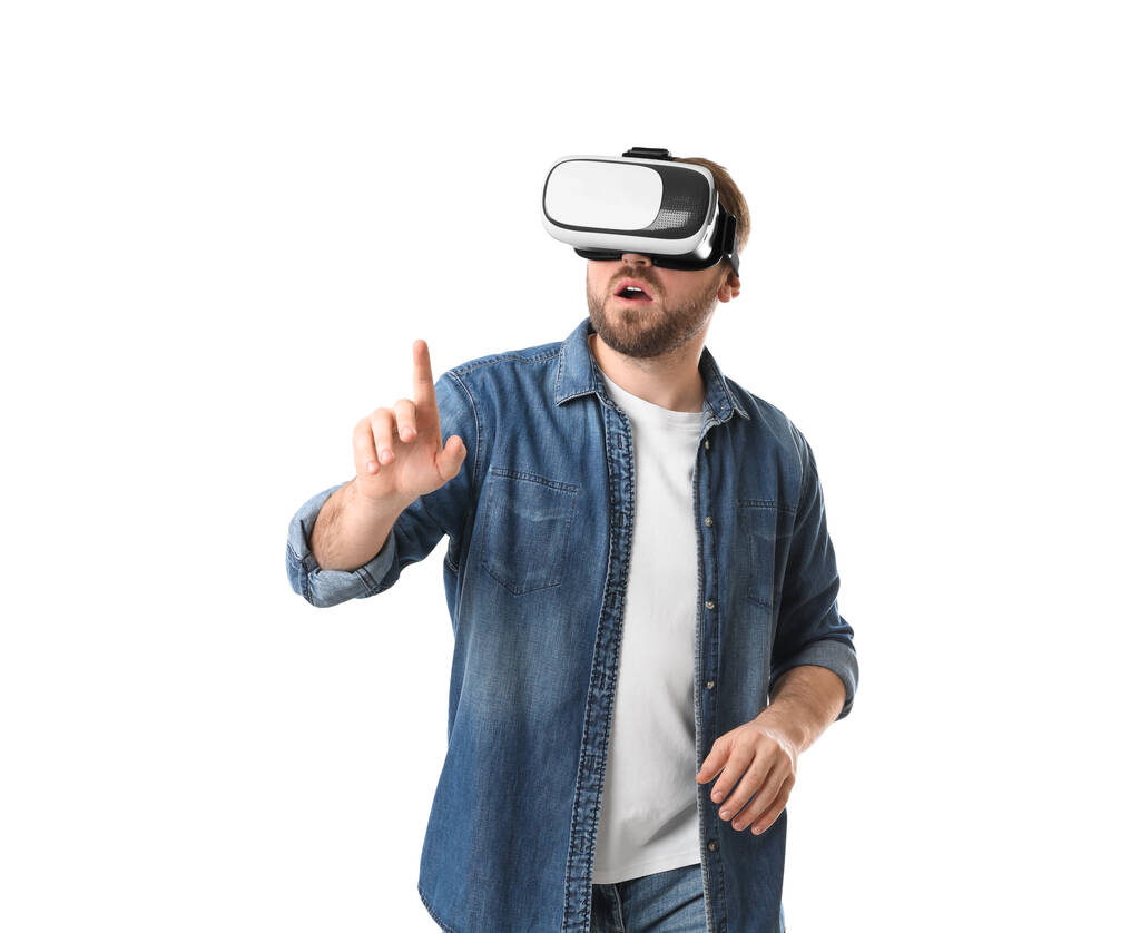Hombre emocional usando auriculares de realidad virtual sobre fondo blanco - Foto, imagen