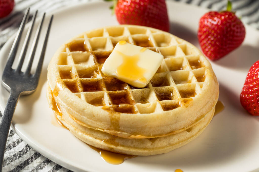 Здоровые замороженные вафли на завтрак с маслом - Фото, изображение
