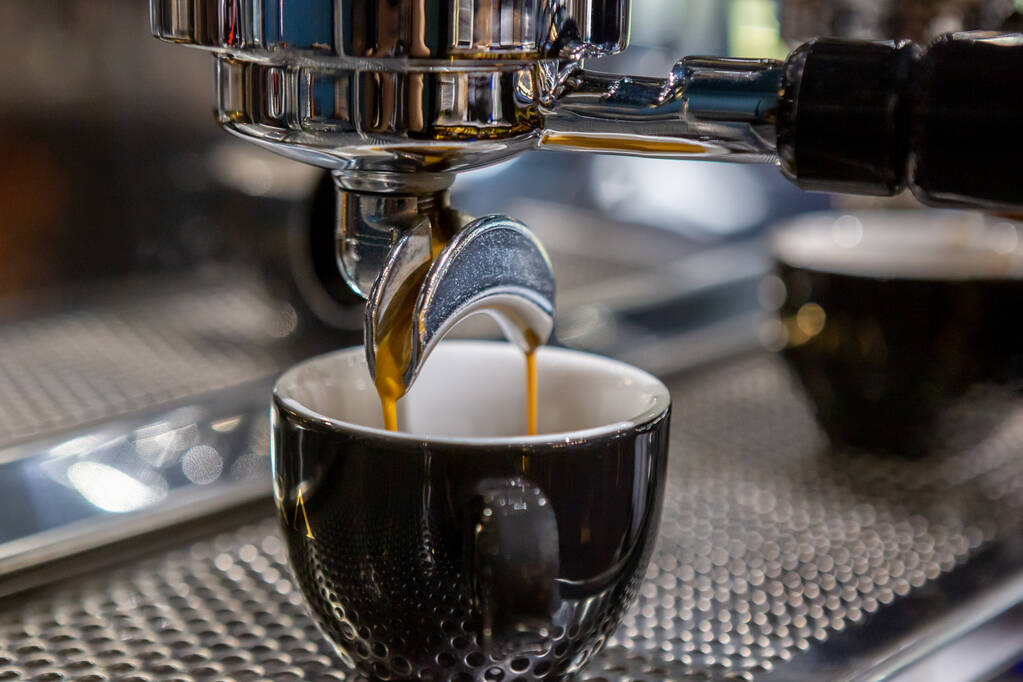 Espresso-Kaffee und Espressomaschine - Details und Zubereitung - Foto, Bild