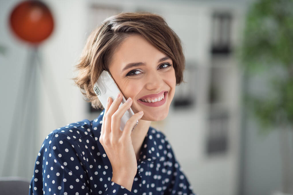 Close-up portret atrakcyjnej wesołej dziewczyny finanse specjalista dzwoniąc doradztwo obsługa klienta w miejscu pracy w pomieszczeniach - Zdjęcie, obraz