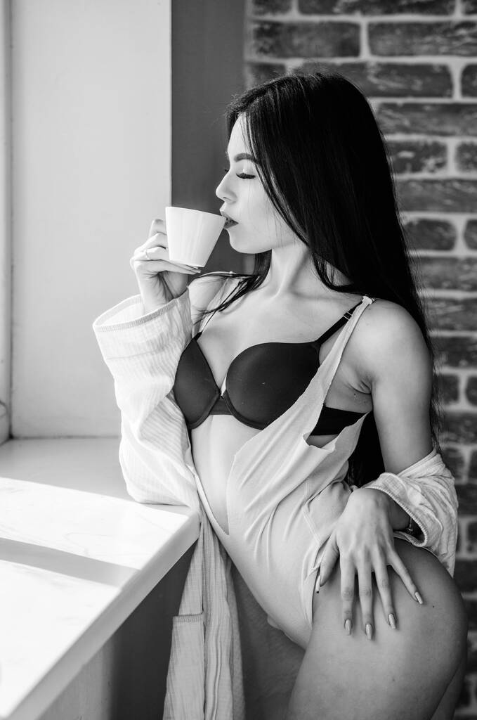 Café pela manhã dando-lhe o clima. Menina sensual desfrutando de seu café da manhã aromático. Mulher sexy bebendo bebida matinal saudável na janela. Café acorda-la de manhã - Foto, Imagem