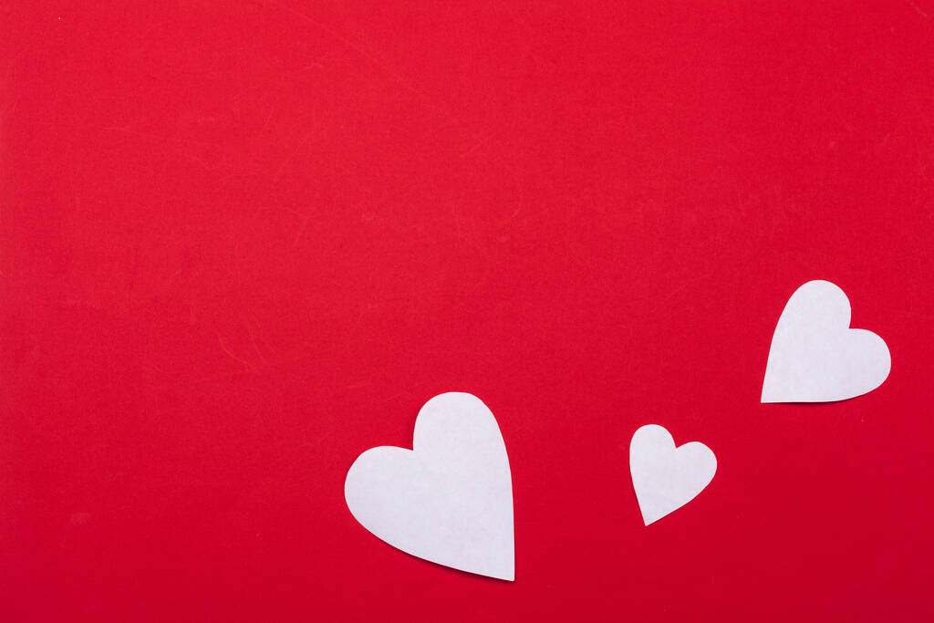 Repülő piros papírszívek. Valentin nap. A szerelem szimbóluma. Fénymásolási hely. - Fotó, kép