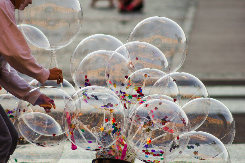 bolas brilhantes em uma vara lembranças crianças brinquedo .concept acessórios de férias - Foto, Imagem