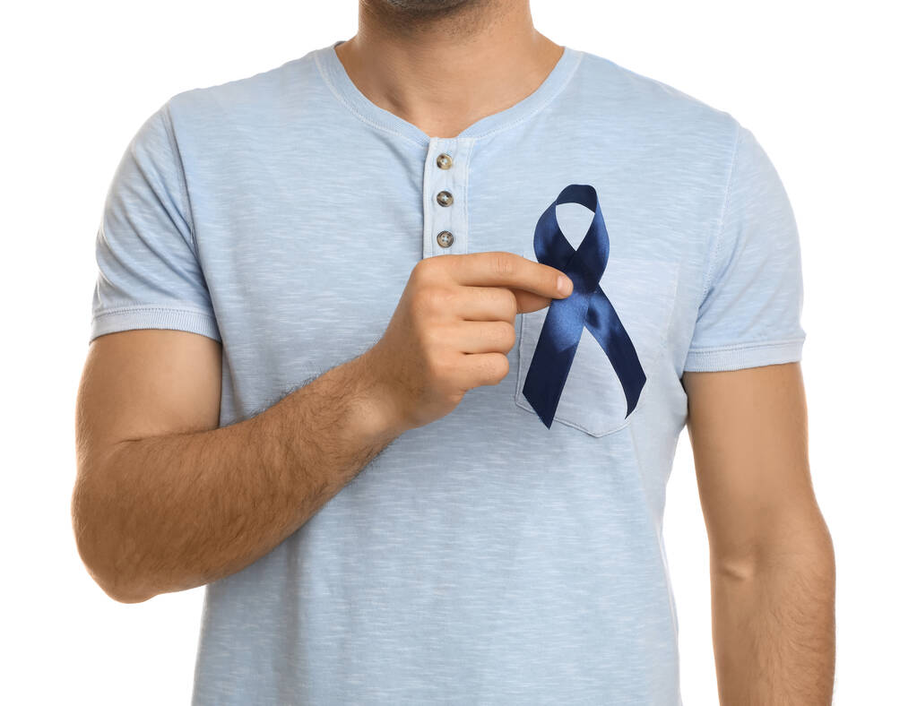 Άντρας με μπλε κορδέλα σε λευκό φόντο, κοντινό πλάνο. Ευαισθητοποίηση καρκίνου της ουρολογίας - Φωτογραφία, εικόνα