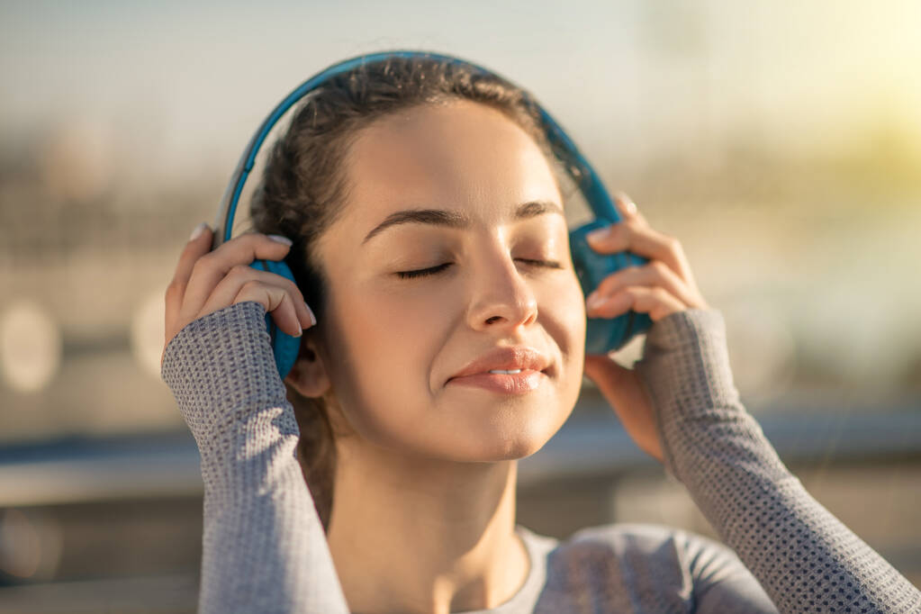 Waist up picture of a girl in headphones looking enjoyed - Foto, imagen