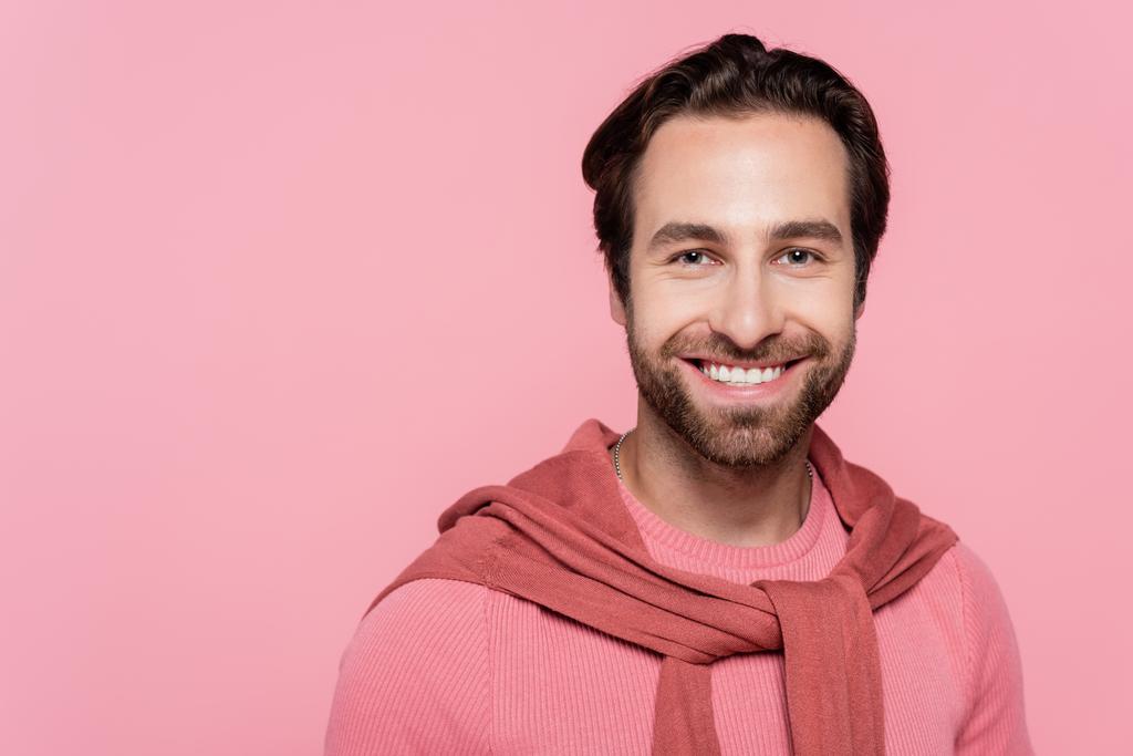 Portret młodego mężczyzny uśmiechniętego do kamery odizolowanego na różowo - Zdjęcie, obraz