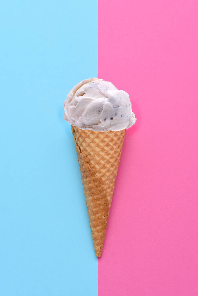 チョコレートチップアイスクリーム青とピンクの背景にコーン。フラットレイアウトミニマリストスタイル.  - 写真・画像