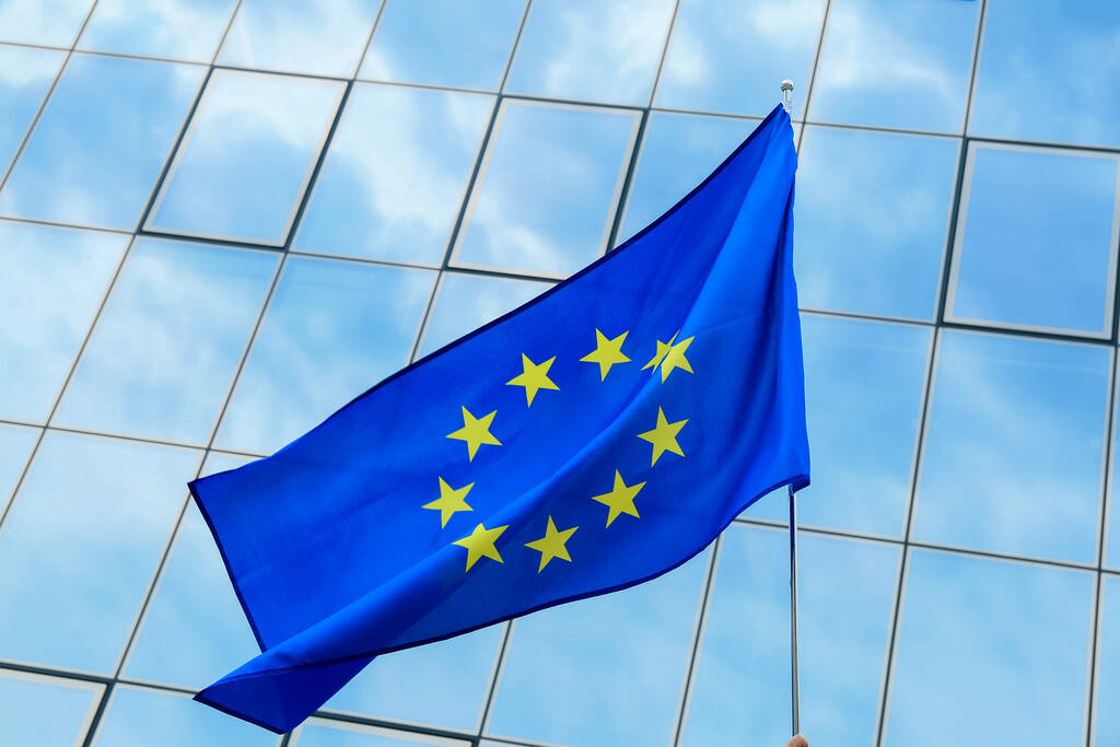 Κυματιστή σημαία της Ευρωπαϊκής Ένωσης σε εξωτερικούς χώρους - Φωτογραφία, εικόνα