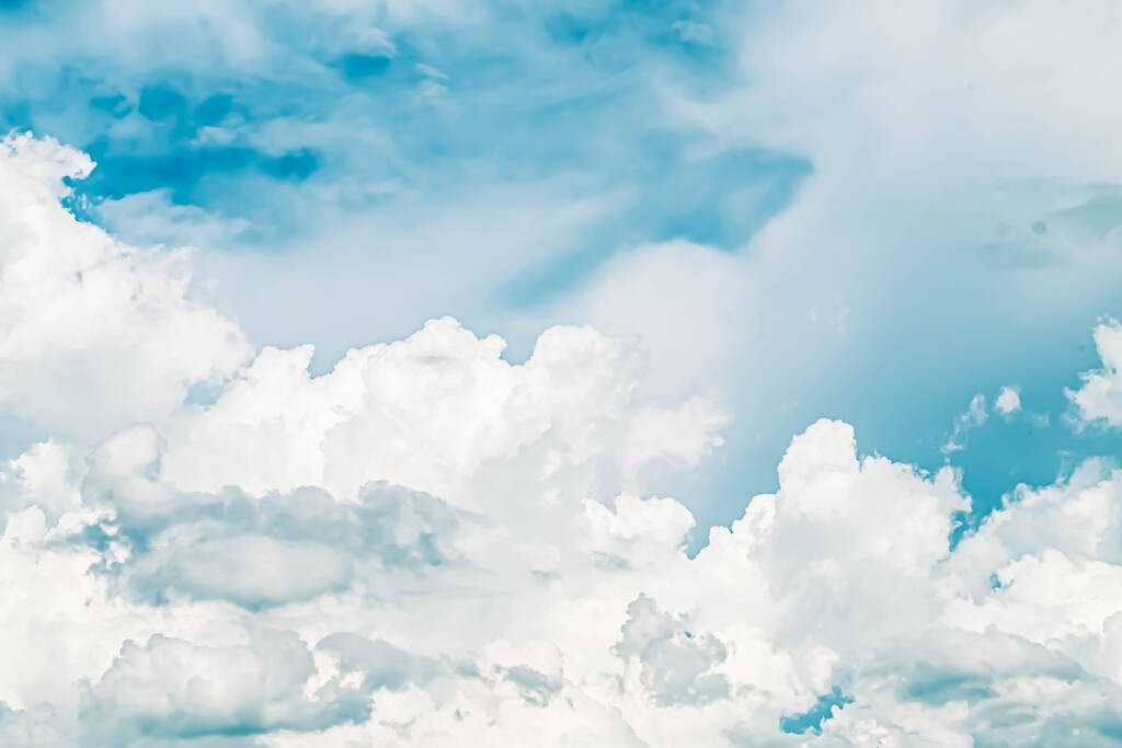 Όμορφη λευκό fluffys σύννεφα ουρανό φόντο με μπλε ουρανό φόντο για copyspace - Φωτογραφία, εικόνα
