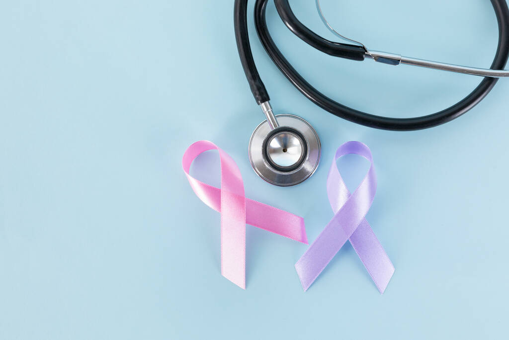 Różowa i fioletowa wstążka ze stetoskopem, błękitne tło - Zdjęcie, obraz