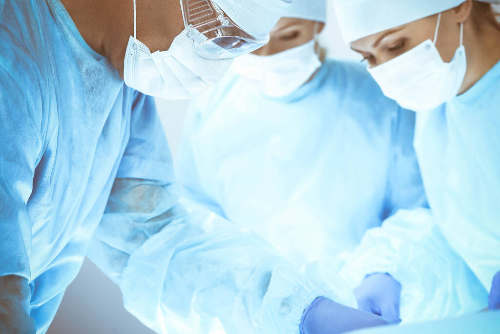 Μια ομάδα χειρουργών χειρουργεί στο νοσοκομείο. Έννοια υγειονομικής περίθαλψης - Φωτογραφία, εικόνα