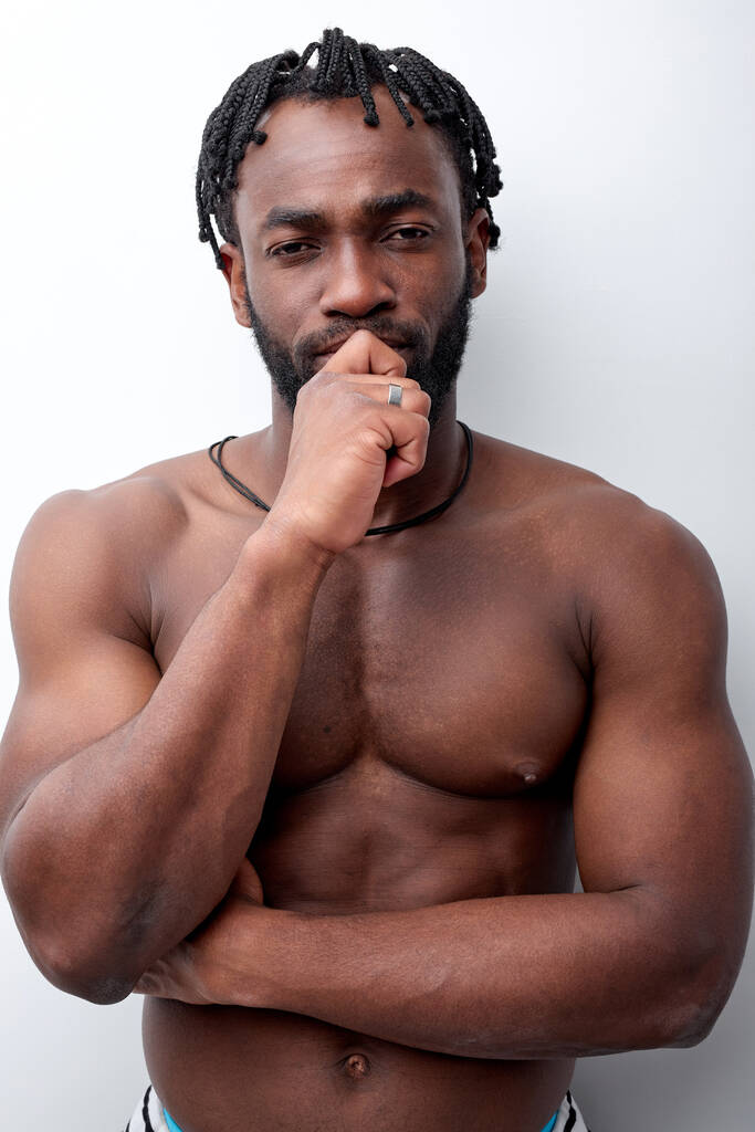 Σοβαρός και συμπονετικός γυμνός Αφροαμερικάνος, απομονωμένος στα λευκά. - Φωτογραφία, εικόνα