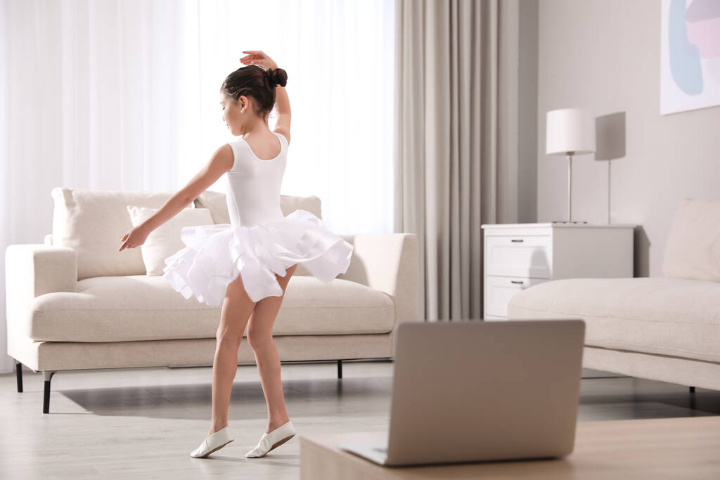 Söpöt pikkutytöt ottavat online-tanssitunnin kotona - Valokuva, kuva