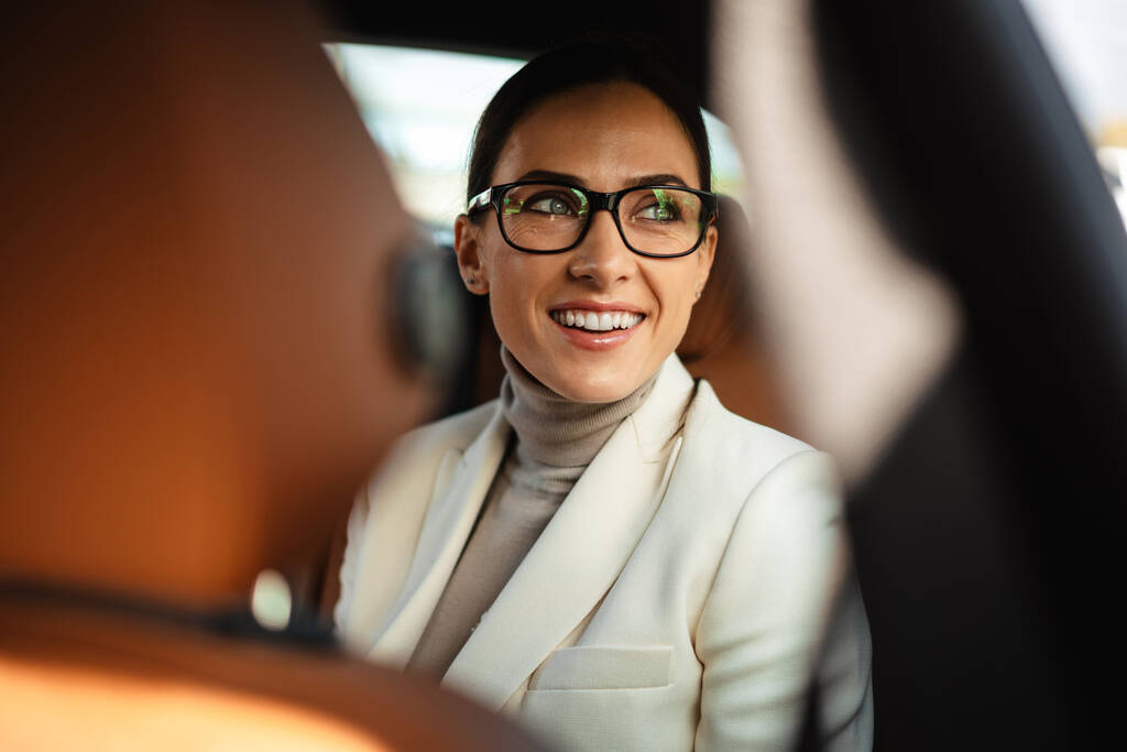 Obraz wesoły pozytywny biznes kobieta siedzi w samochodzie - Zdjęcie, obraz