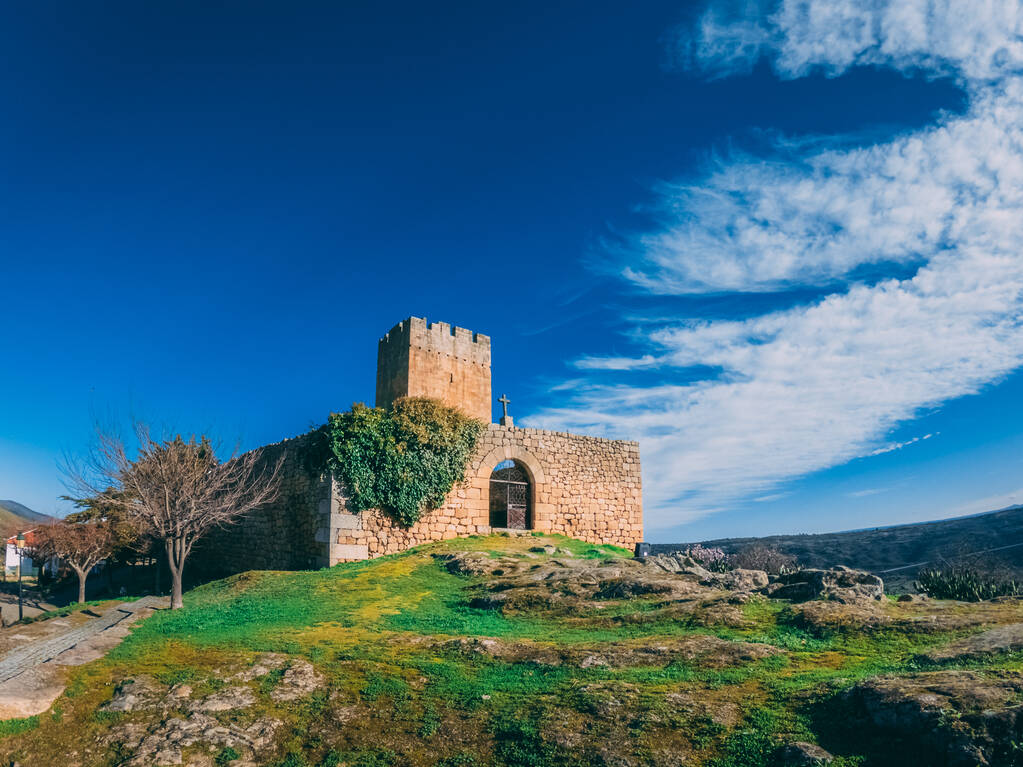 Die historische und wunderschöne Burg Longroiva auf dem felsigen Hügel in Meda, Portugal - Foto, Bild