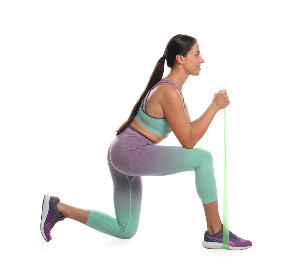 Mulher fazendo exercício esportivo com faixa elástica fitness no fundo branco - Foto, Imagem