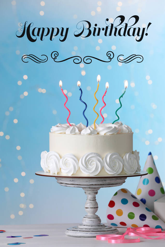 З Днем Народження! Смачний торт з палаючими свічками та декором на білому столі
  - Фото, зображення