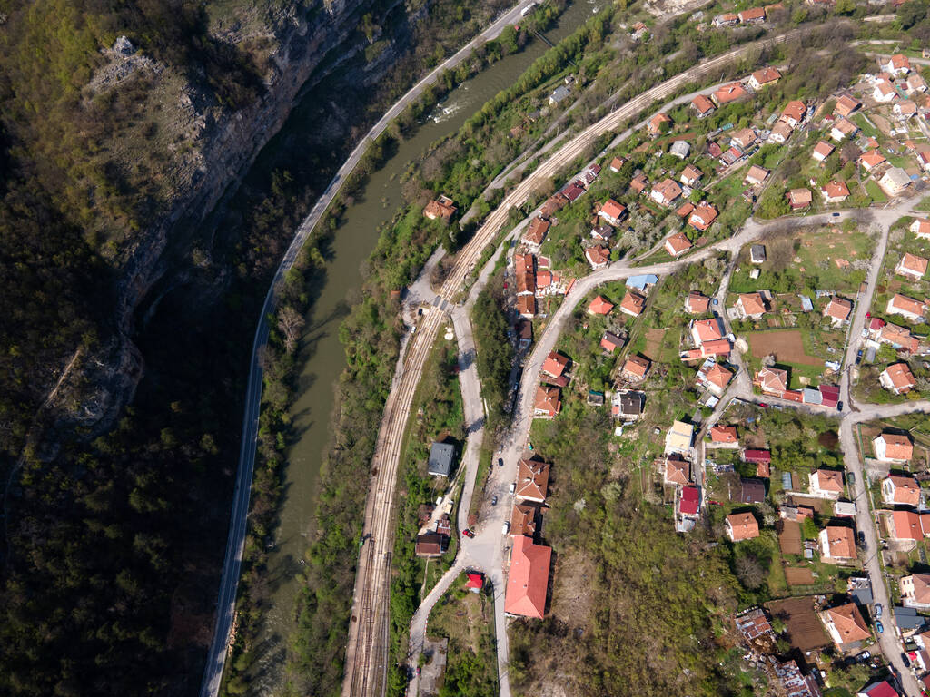 Veduta aerea del villaggio di Lakatnik al fiume Iskar Gorge, Monti Balcani, Bulgaria - Foto, immagini