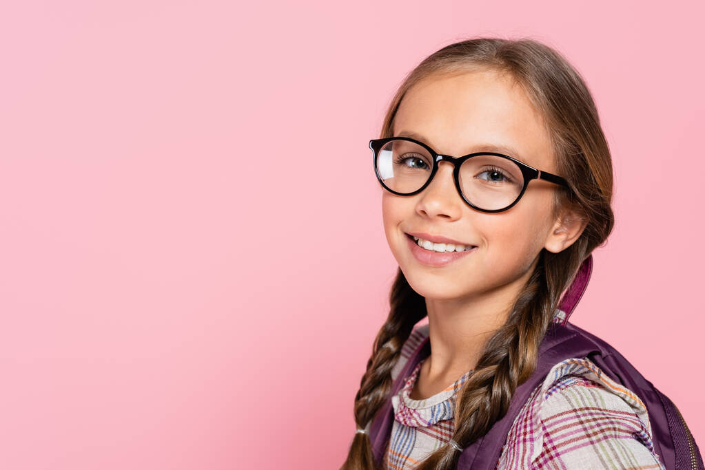 Portré mosolygós iskolás gyerek szemüvegben elszigetelt rózsaszín  - Fotó, kép