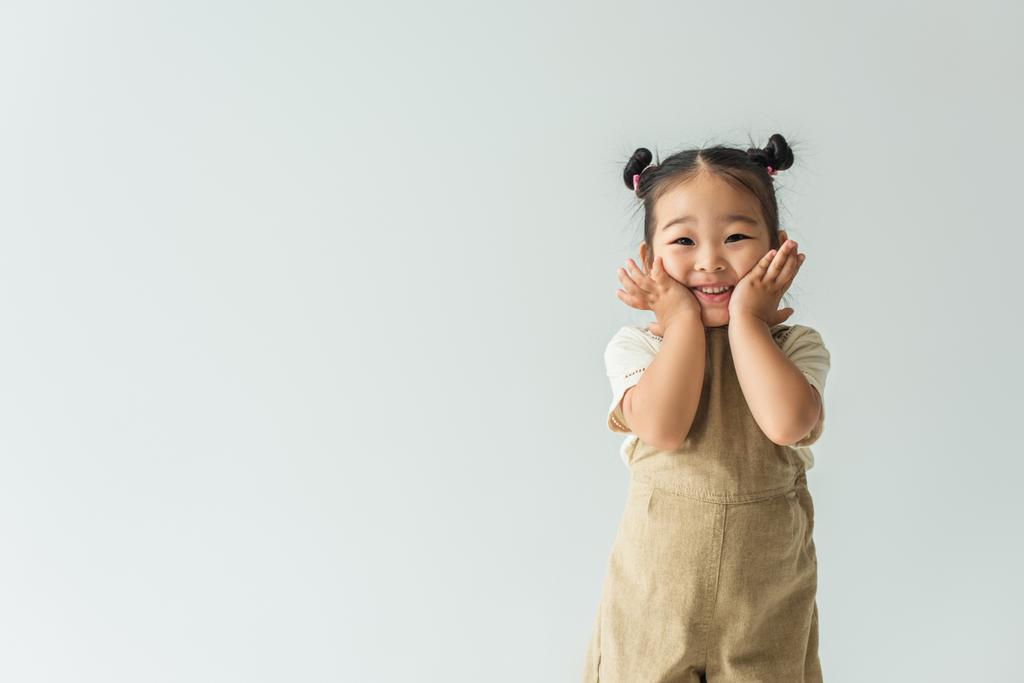 feliz asiático niño chica sonriendo aislado en gris - Foto, imagen