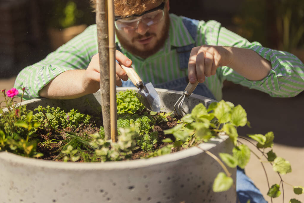 Портрет рыжеволосого бородатого человека, фермера, работающего в саду, на открытом воздухе Концепция профессиональной профессии, работы, деятельности - Фото, изображение