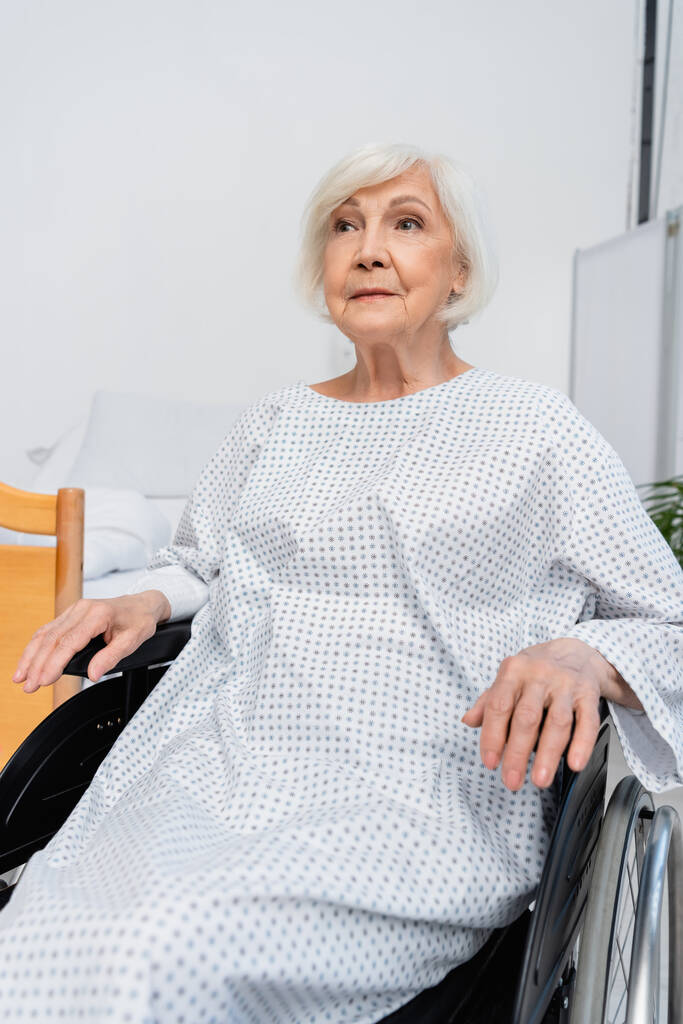 Tolószékben ülő idős beteg a kórházi osztályon  - Fotó, kép