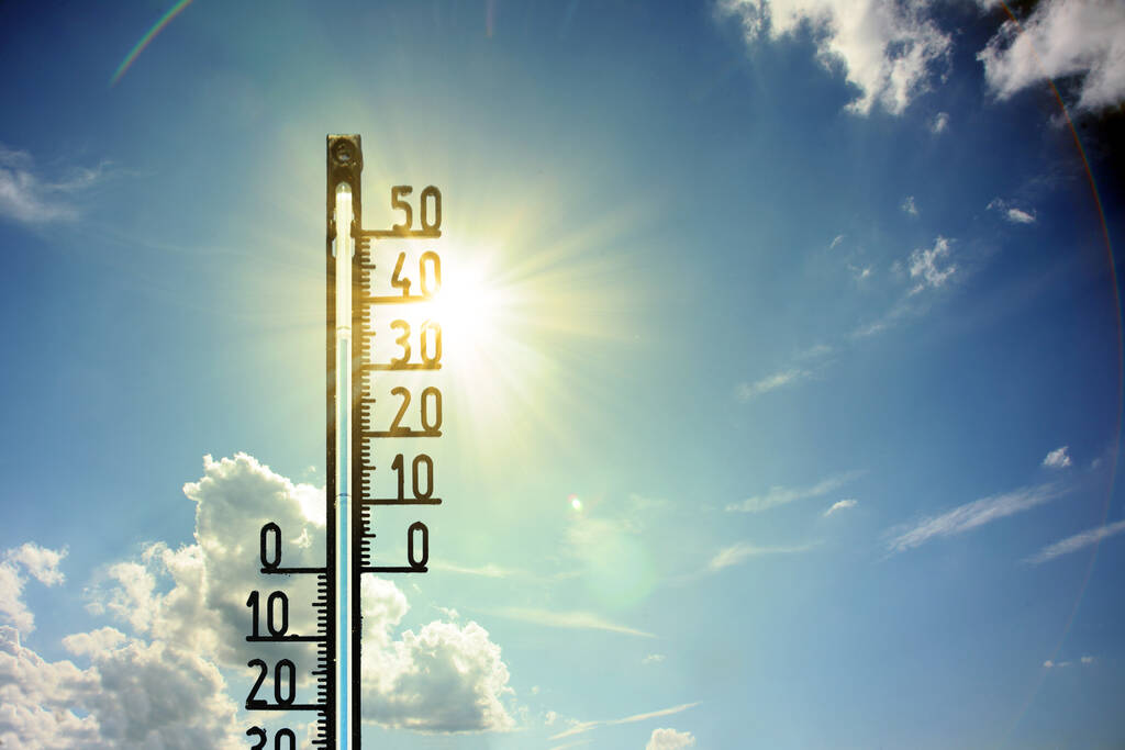 Quecksilberthermometer. Sommerhitze oder Klimaschutzkonzept der Erderwärmung. - Foto, Bild