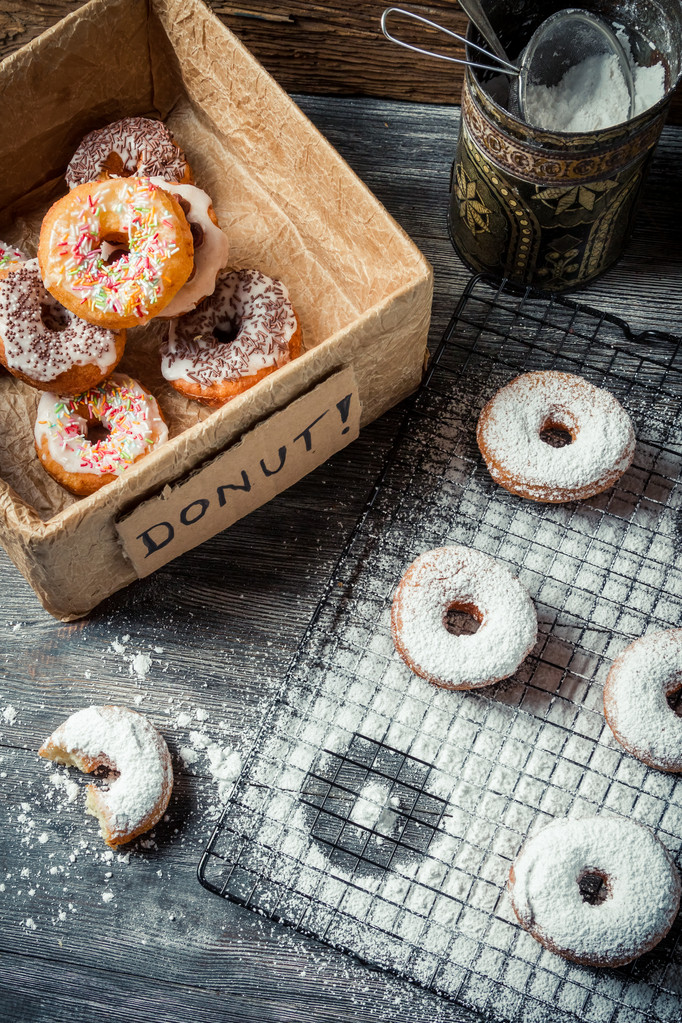 proeverij van zoete donuts met poedersuiker - Foto, afbeelding