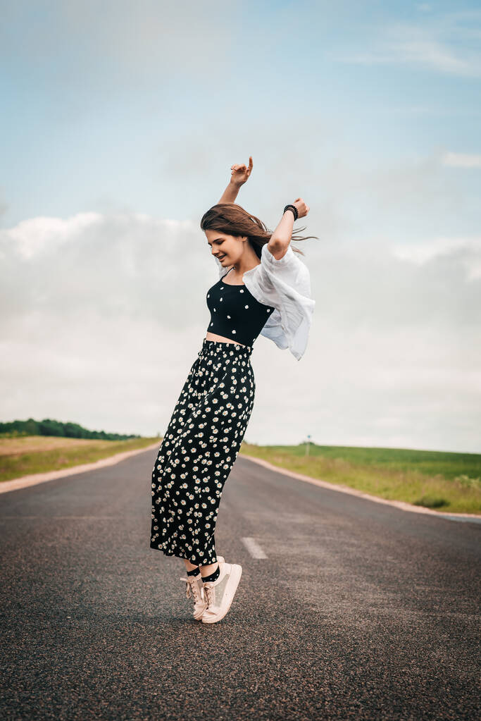 дівчина-підліток танцює на дорозі. покоління свободи z
 - Фото, зображення