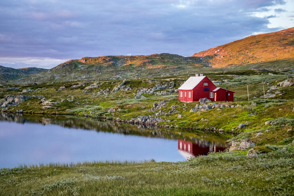 Norveç 'te dağ gölü yakınında bir ev. - Fotoğraf, Görsel
